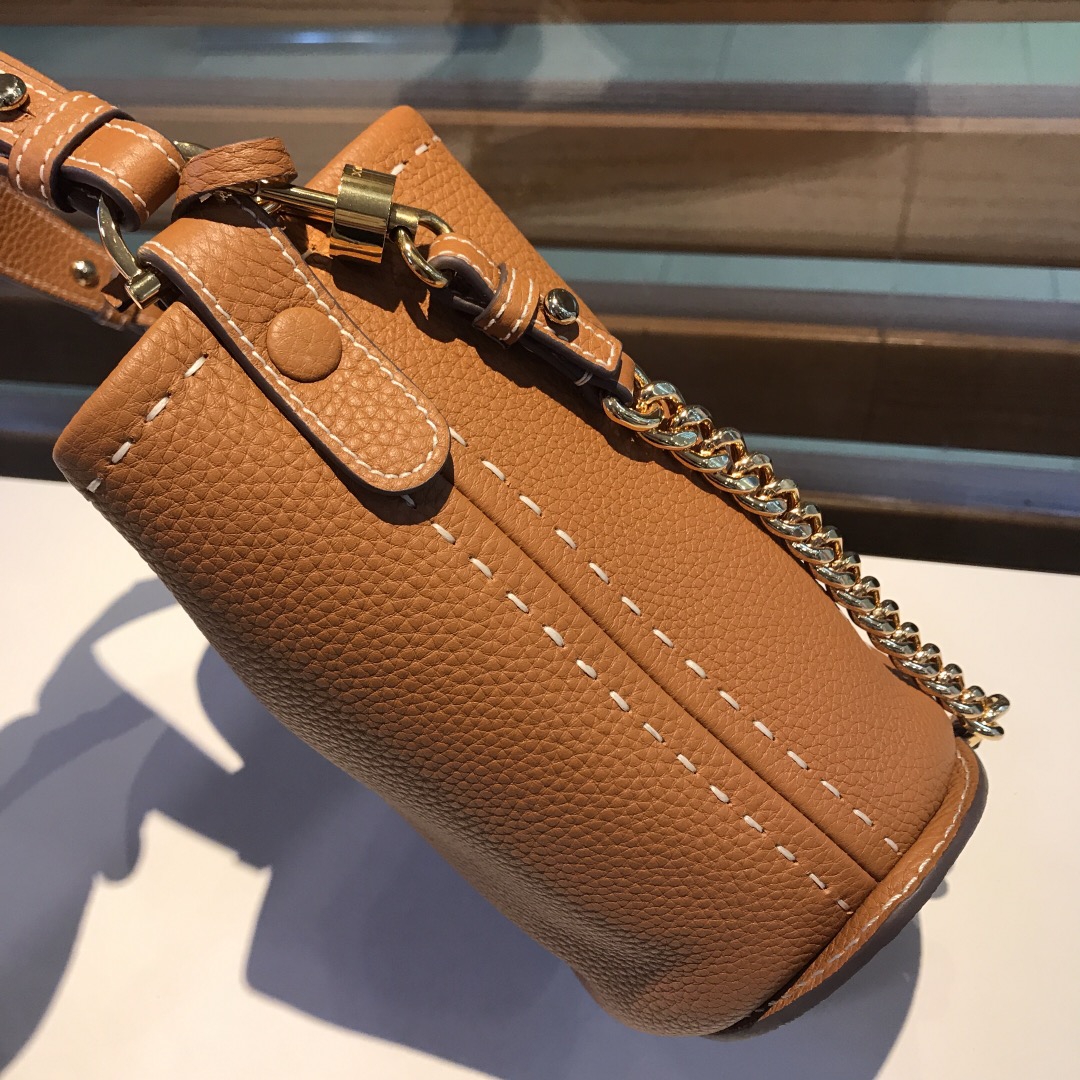 델보 팽 미니 버킷 크로스백